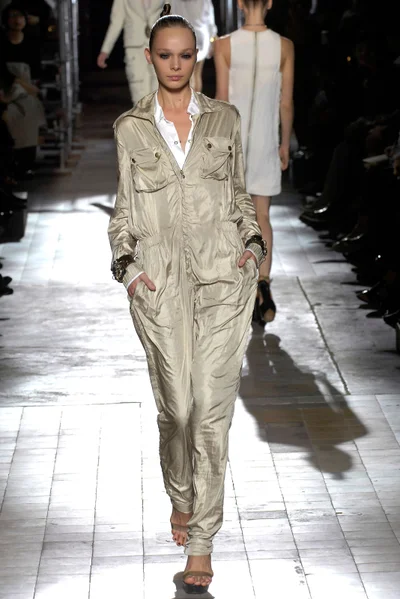 Look 16